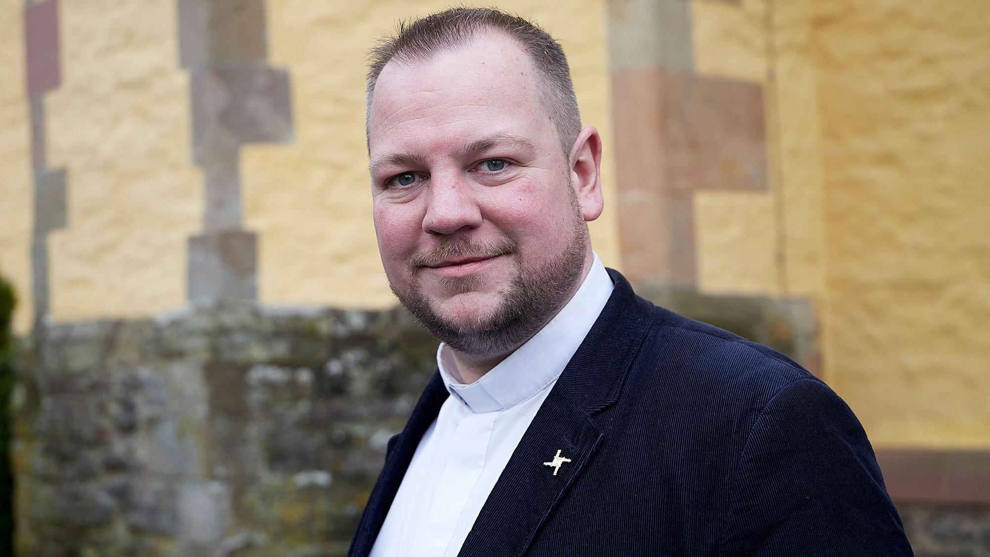 Der Leiter der GdG Schleiden/Hellenthal, Pastor Thomas Schlütter, steht vor der Schlosskirche in Schleiden.