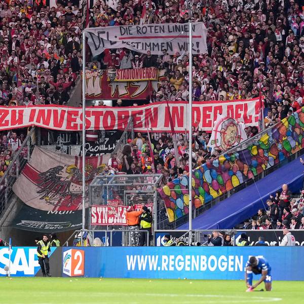 Die Fans vom 1. FC Köln zeigen in der Fankurve ein Banner, Spruchband mit der Aufschrift: DFL - Die roten Linien bestimmen wir und Nein zu Investoren in der DFL, Fans, Ultras Publikum, Zuschauer, Stimmung, Atmosphäre, Stadion, Protest, Protestaktion gegen die DFL und den geplanten Einstieg eines Investors.