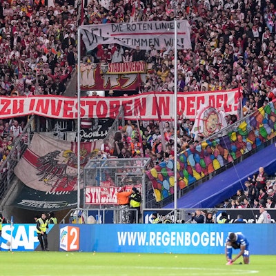 Die Fans vom 1. FC Köln zeigen in der Fankurve ein Banner, Spruchband mit der Aufschrift: DFL - Die roten Linien bestimmen wir und Nein zu Investoren in der DFL, Fans, Ultras Publikum, Zuschauer, Stimmung, Atmosphäre, Stadion, Protest, Protestaktion gegen die DFL und den geplanten Einstieg eines Investors.