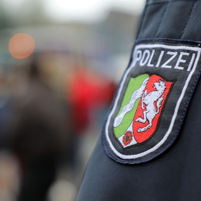 Ein Wappen auf dem Ärmel eines Polizisten.