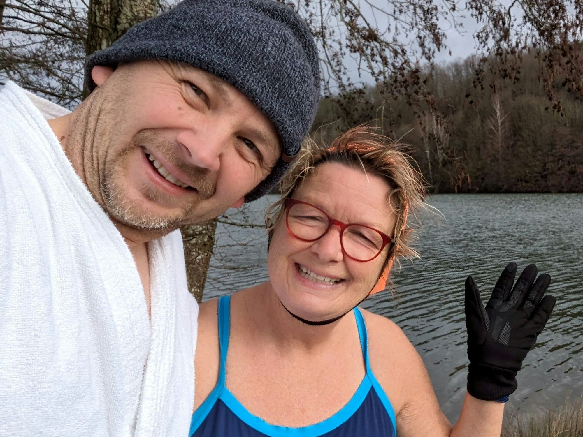 RRG-Redakteur Thorsten Wirtz mit Bademantel und Wollmütze neben Winterbaderin Jutta Lorenz am Ufer des Freilinger Sees.