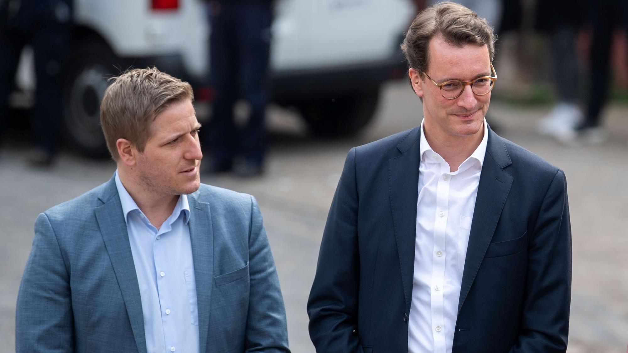 Landrat Markus Ramers (l.) und Ministerpräsident Hendrik Wüst bei einem Termin 2022 in Bad Münstereifel.