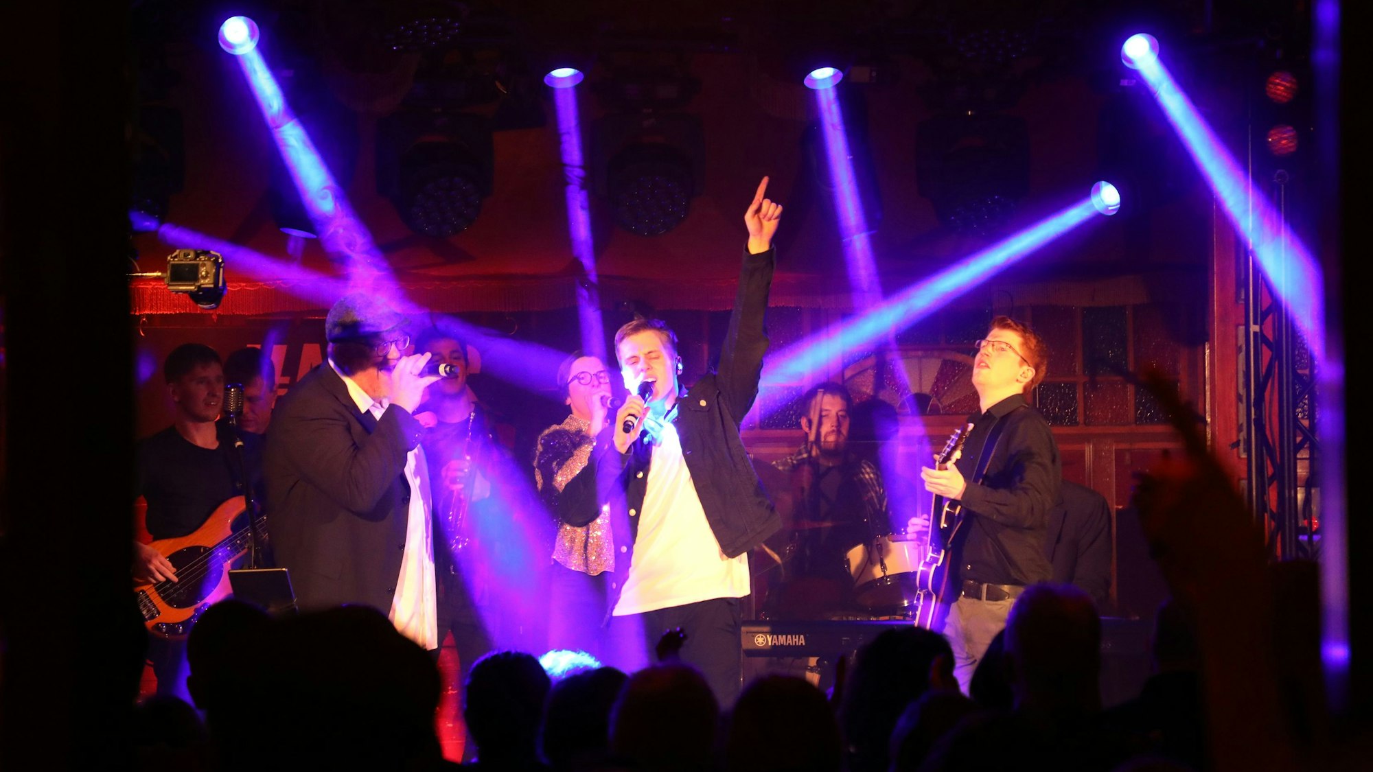 Jakob Tewinkel von „Sharps“ steht auf der Bühne im Altenberger Spiegelzelt und singt.