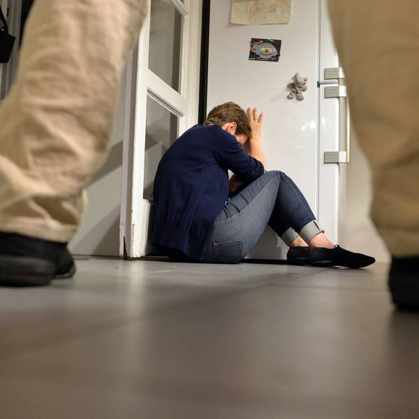 Gestelltes Bild zum Thema häusliche Gewalt - Eine Frau versucht, sich vor der Gewalt eines Mannes zu schützen.