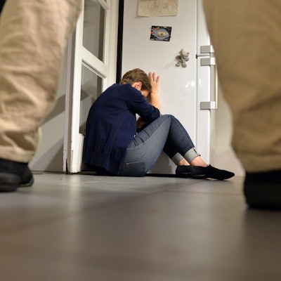 Gestelltes Bild zum Thema häusliche Gewalt - Eine Frau versucht, sich vor der Gewalt eines Mannes zu schützen.