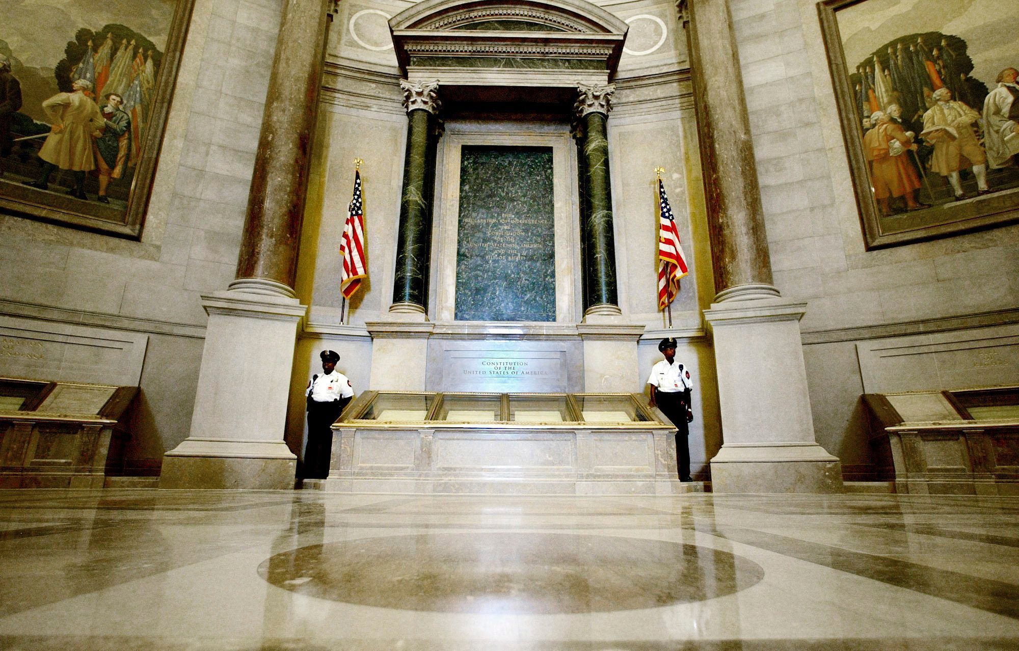 Wachen stehen neben der US-Verfassung im Nationalarchiv in Washington