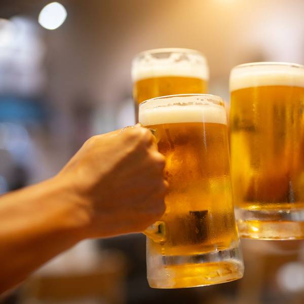 Freunde stoßen mit großen Biergläsern an