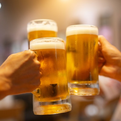 Freunde stoßen mit großen Biergläsern an