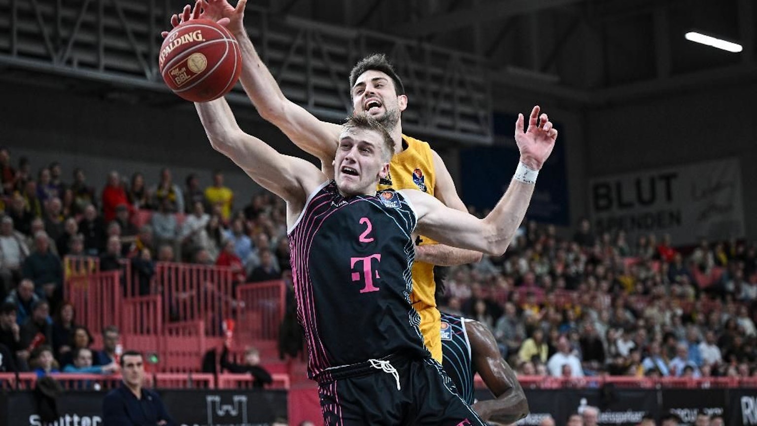Bonns Sam Griesel (vorne) und Mateo Seric (Tübingen) kämpfen hier um den Ball.