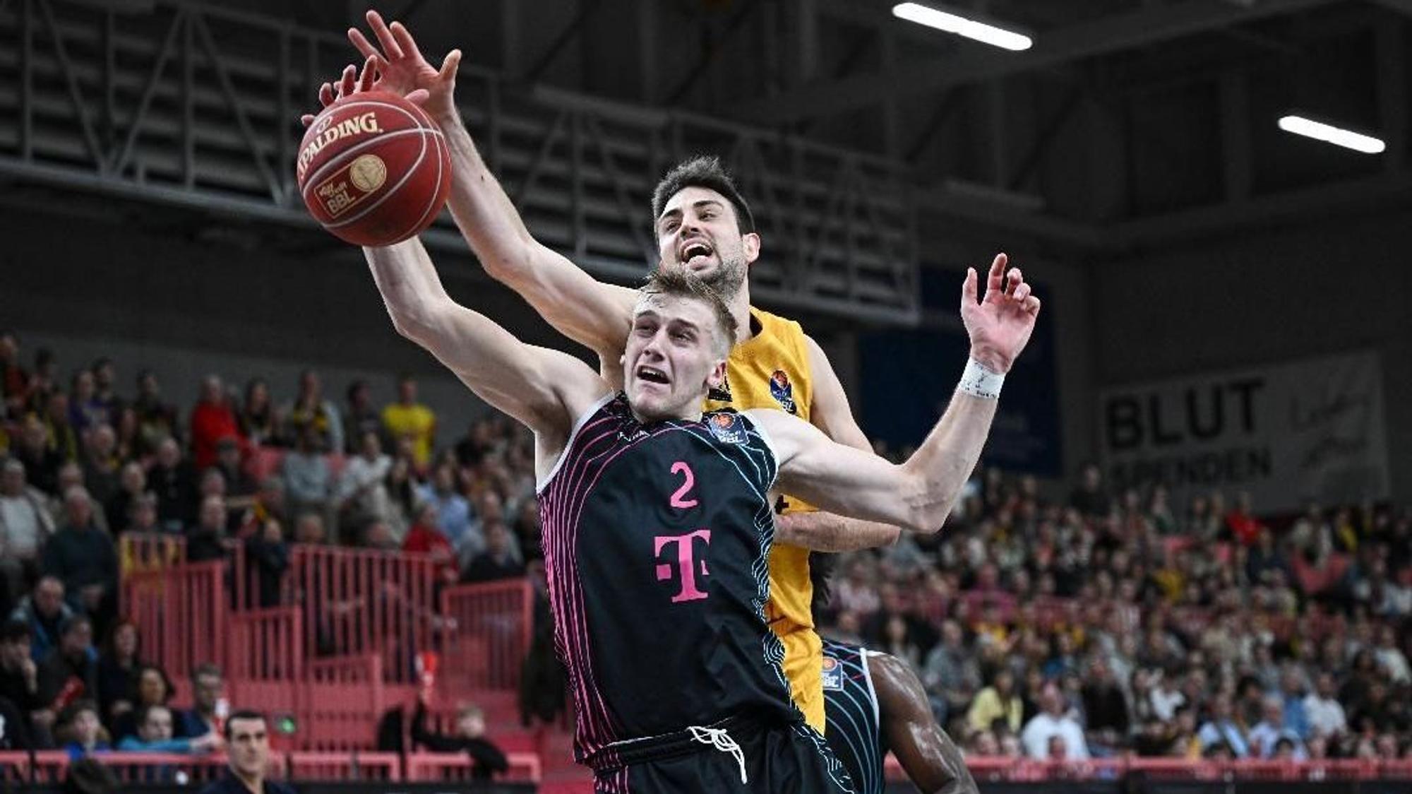 Bonns Sam Griesel (vorne) und Mateo Seric (Tübingen) kämpfen hier um den Ball.