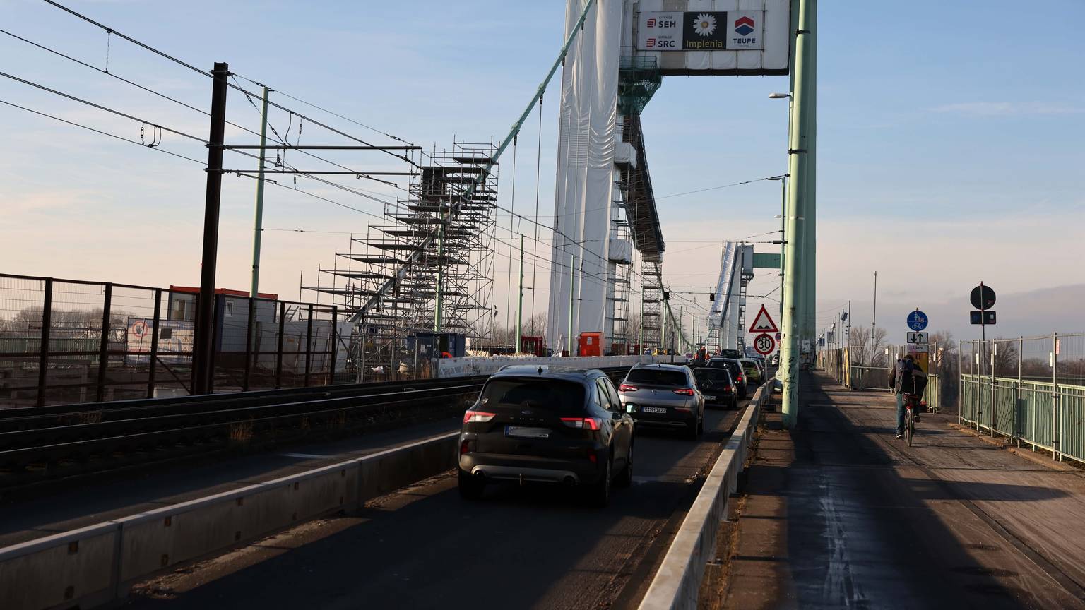 Einspurig fließt der Kfz-Verkehr auf der Mülheimer Brücke schon heute. Nach der Sanierung soll das zu Gunsten der Radfahrer so bleiben.