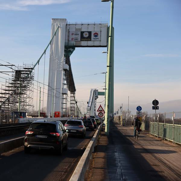 Einspurig fließt der Kfz-Verkehr auf der Mülheimer Brücke schon heute. Nach der Sanierung soll das zu Gunsten der Radfahrer so bleiben.