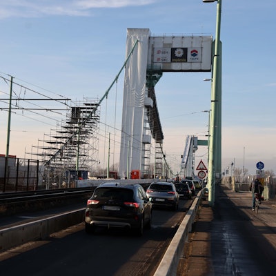 Einspurig fließt der Kfz-Verkehr auf der Mülheimer Brücke schon heute. Nach der Sanierung soll das zu Gunsten der Radfahrer so bleiben.