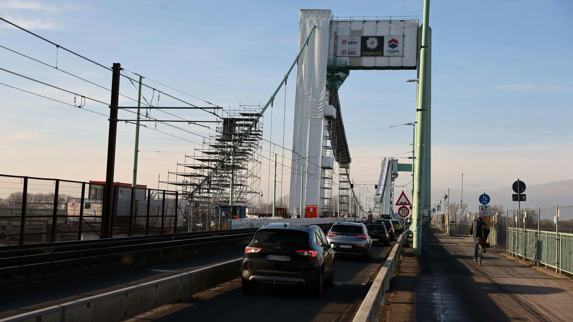 Einspurig fließt der Kfz-Verkehr auf der Mülheimer Brücke schon heute. Nach der Sanierung soll das zu Gunsten der Radfahrer so bleiben.