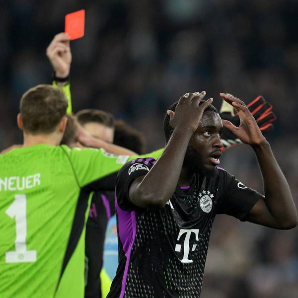 Münchens Dayot Upamecano (r) bekommt von Schiedsrichter Francois Letexier (verdeckt) die Rote Karte gezeigt.
