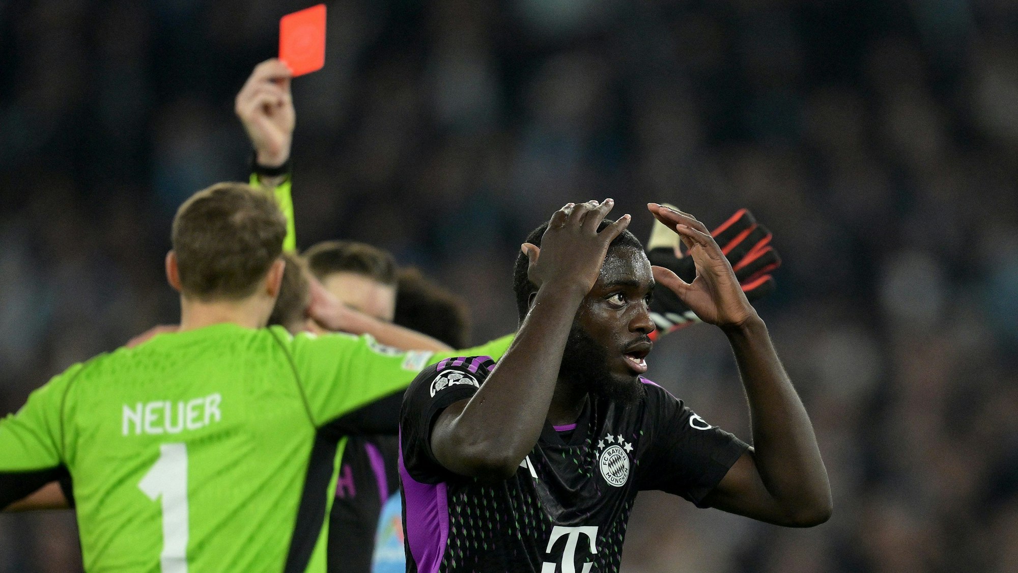 Münchens Dayot Upamecano (r) bekommt von Schiedsrichter Francois Letexier (verdeckt) die Rote Karte gezeigt.