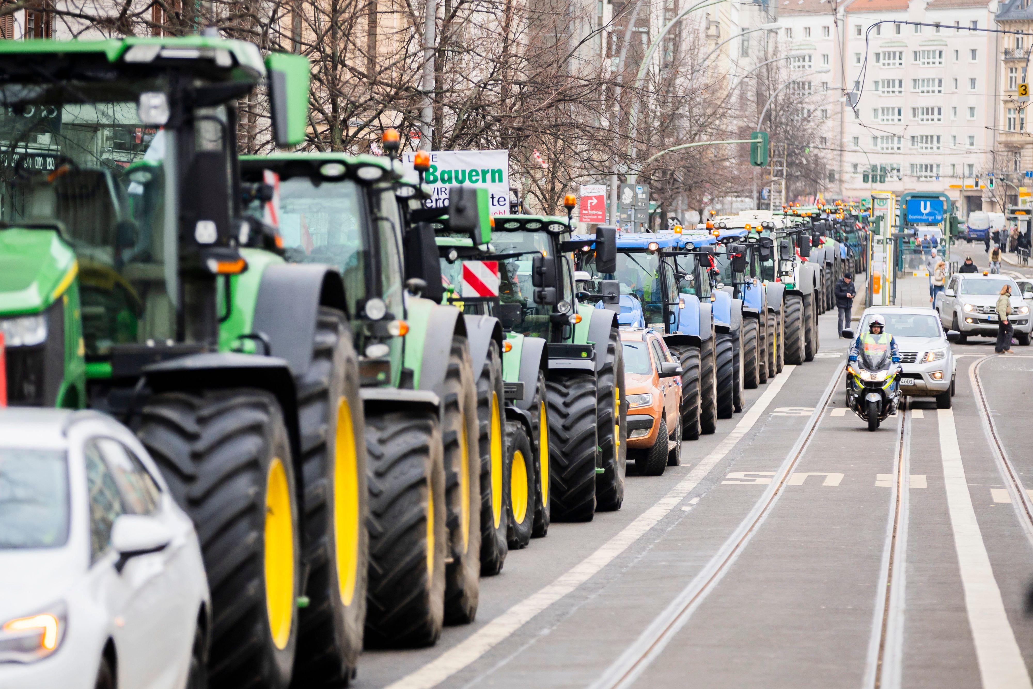 Traktoren fahren bei einem Protest mit Traktorkorso von der FDP-Zentrale zum Willy-Brandt-Haus (SPD-Zentrale).