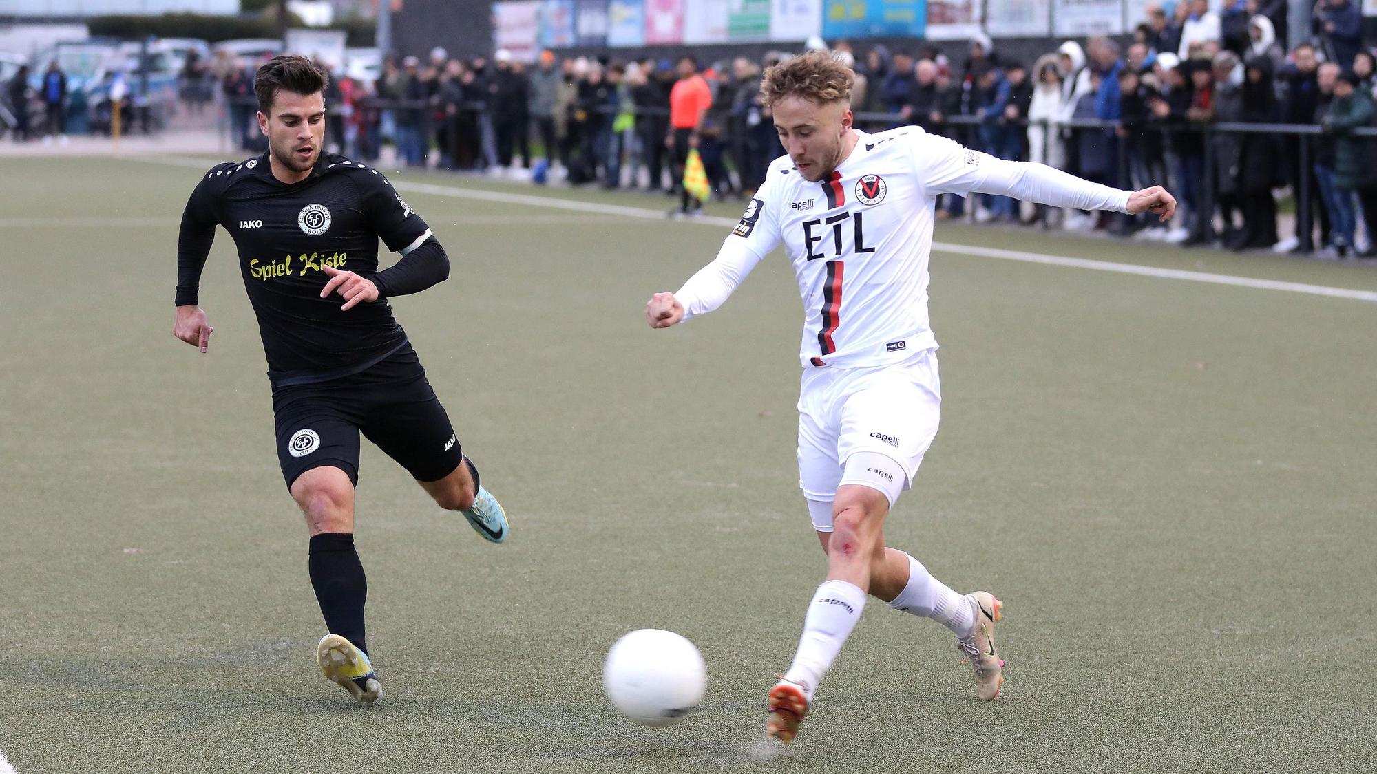 FC Pesch vs. Viktoria Köln, Bitburger-Pokal,
Fußball Herren, 19.11.2022, von links: Markus Lehmann (Pesch), Luca Marseiler (Viktoria), Bild: Herbert Bucco