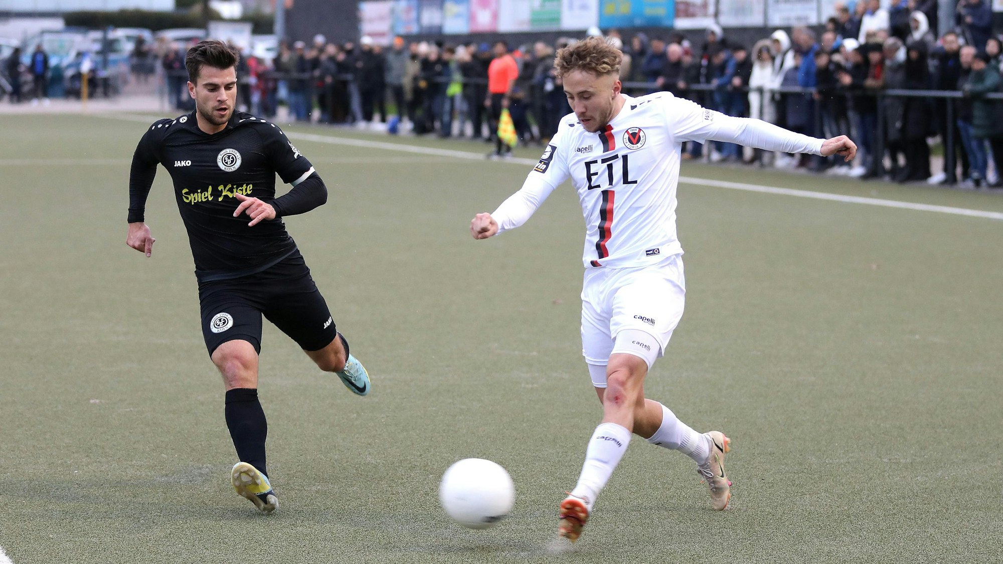 FC Pesch vs. Viktoria Köln, Bitburger-Pokal,
Fußball Herren, 19.11.2022, von links: Markus Lehmann (Pesch), Luca Marseiler (Viktoria), Bild: Herbert Bucco
