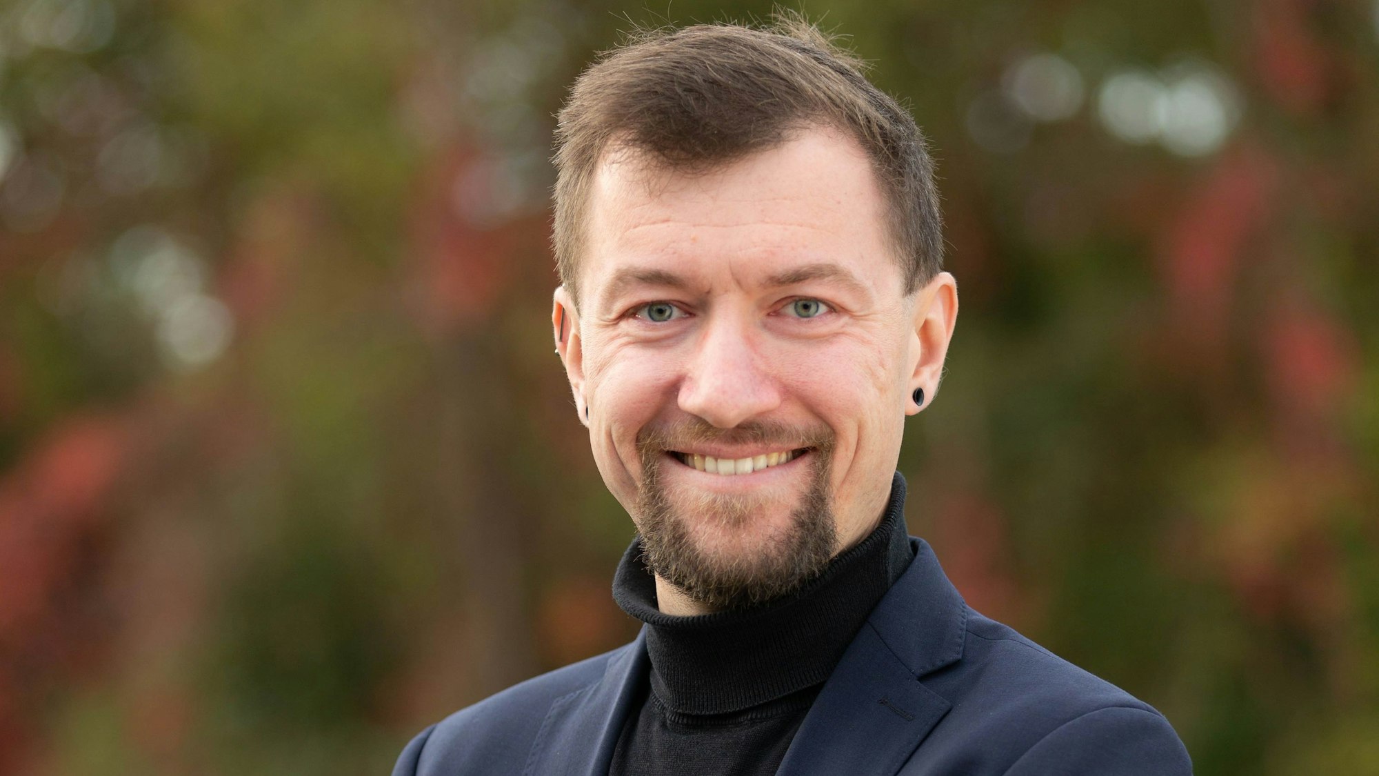 Ein Porträtfoto eines Mannes.