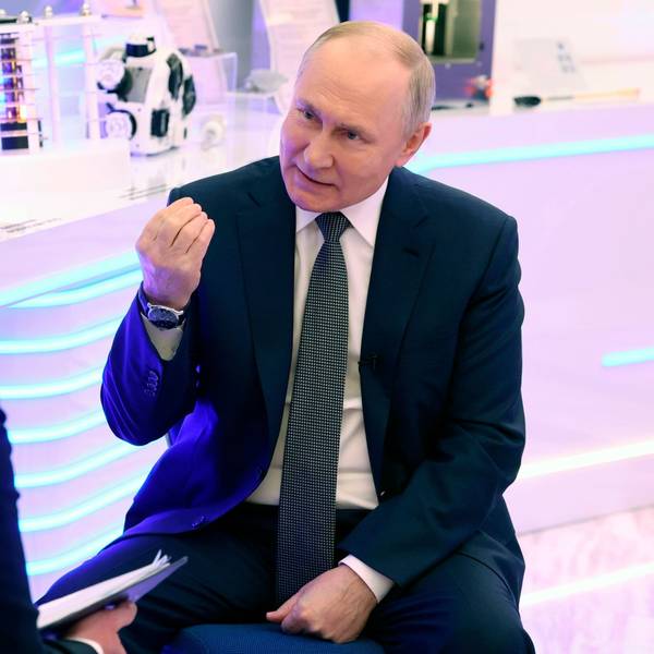 Wladimir Putin spricht während eines Interviews mit dem Korrespondenten des russischen Staatsfernsehens Rossiya 1, Pavel Zarubin, in Moskau. Über Annalena Baerbock hat der russische Präsident nur Kritik übrig.