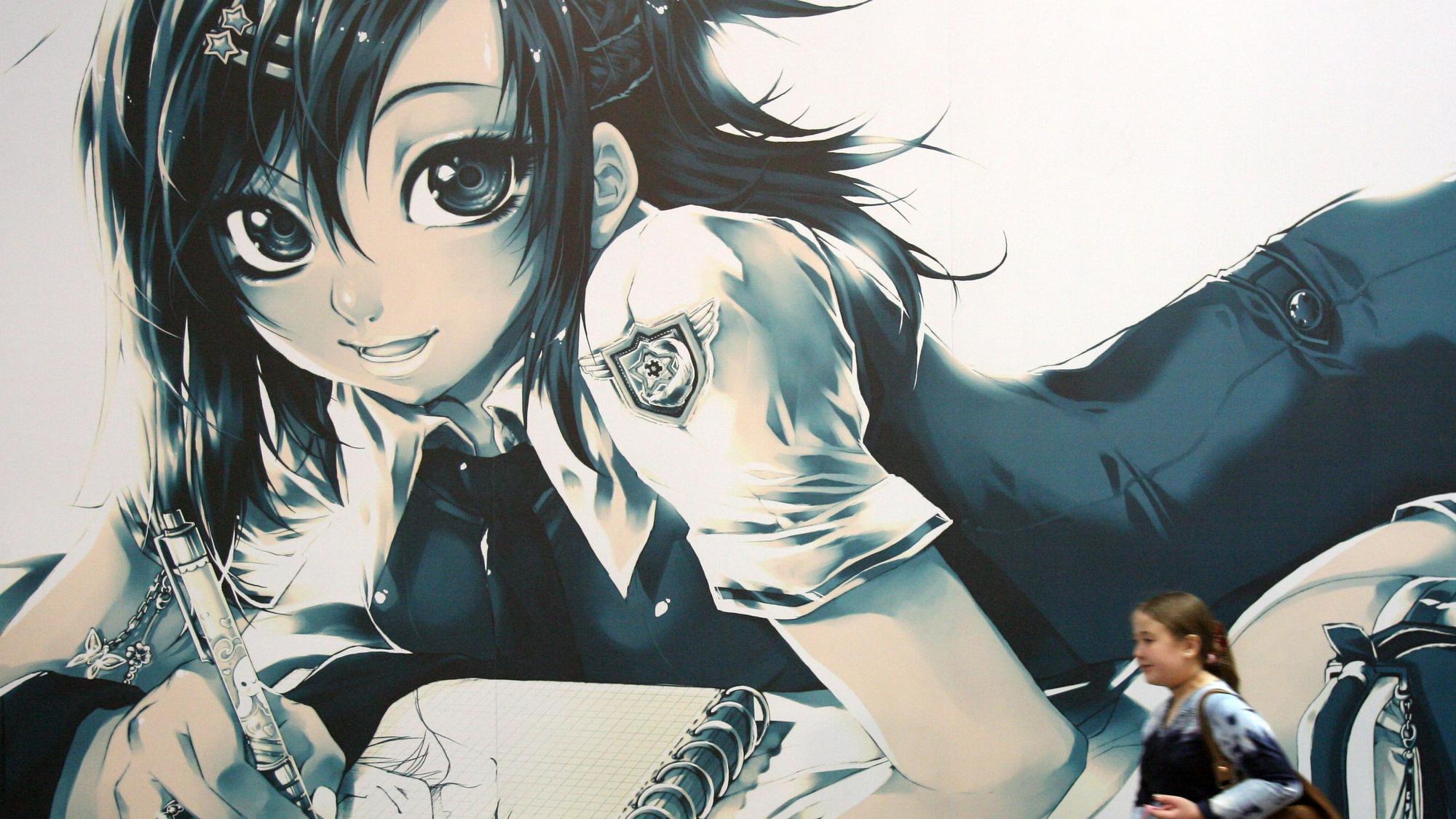 Auf dem Foto ist ein Mädchen zu sehen, das an einer wandfüllenden Zeichnung mit einer Manga-Figur vorbeigeht.