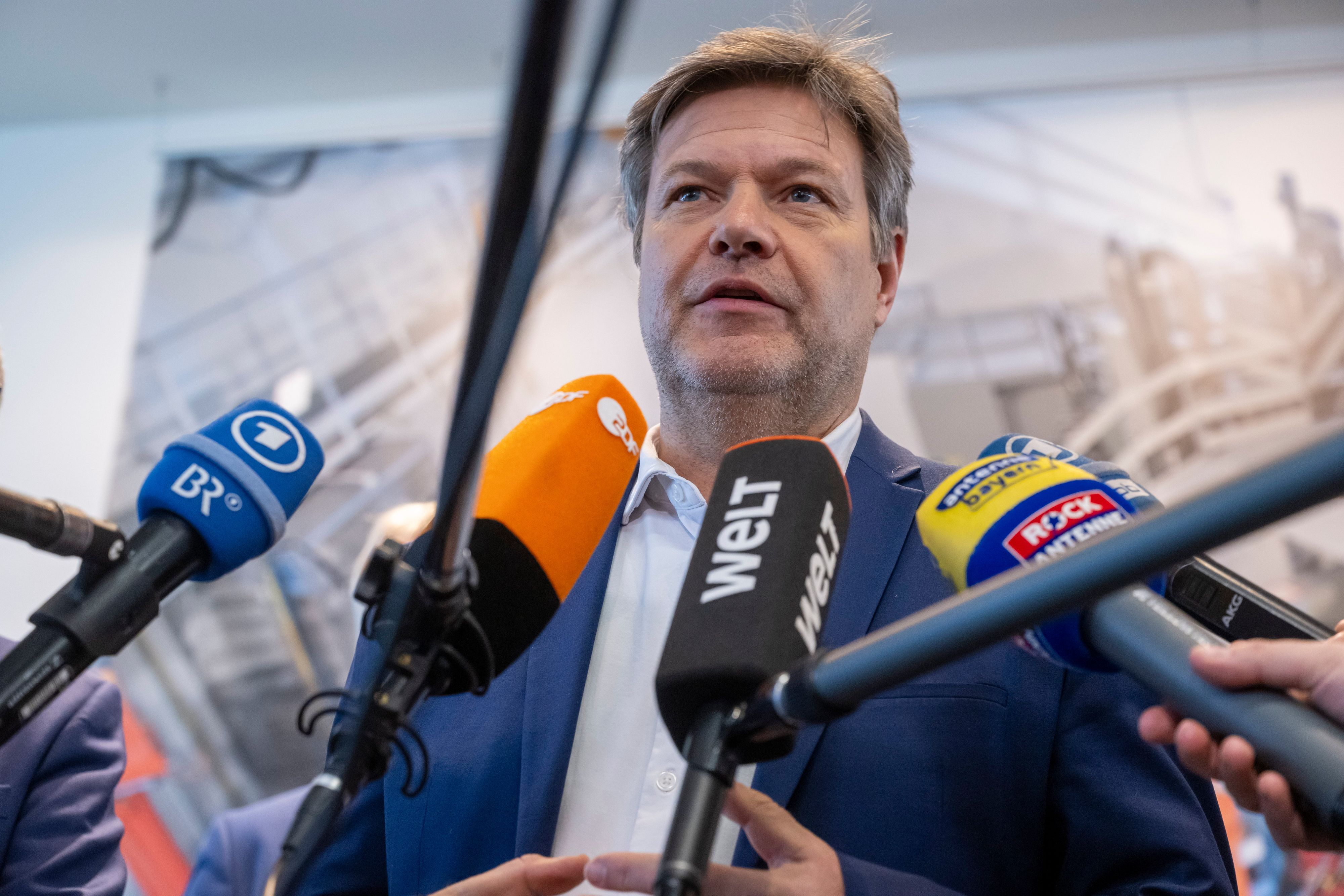 16.02.2024, Bayern, Garching: Robert Habeck (Bündnis90/DieGrünen) Bundeswirtschaftsminister, spricht mit Journalisten, während er zum Abschluss seiner Länder-Tour den Kernfusionsreaktor Garching besucht.