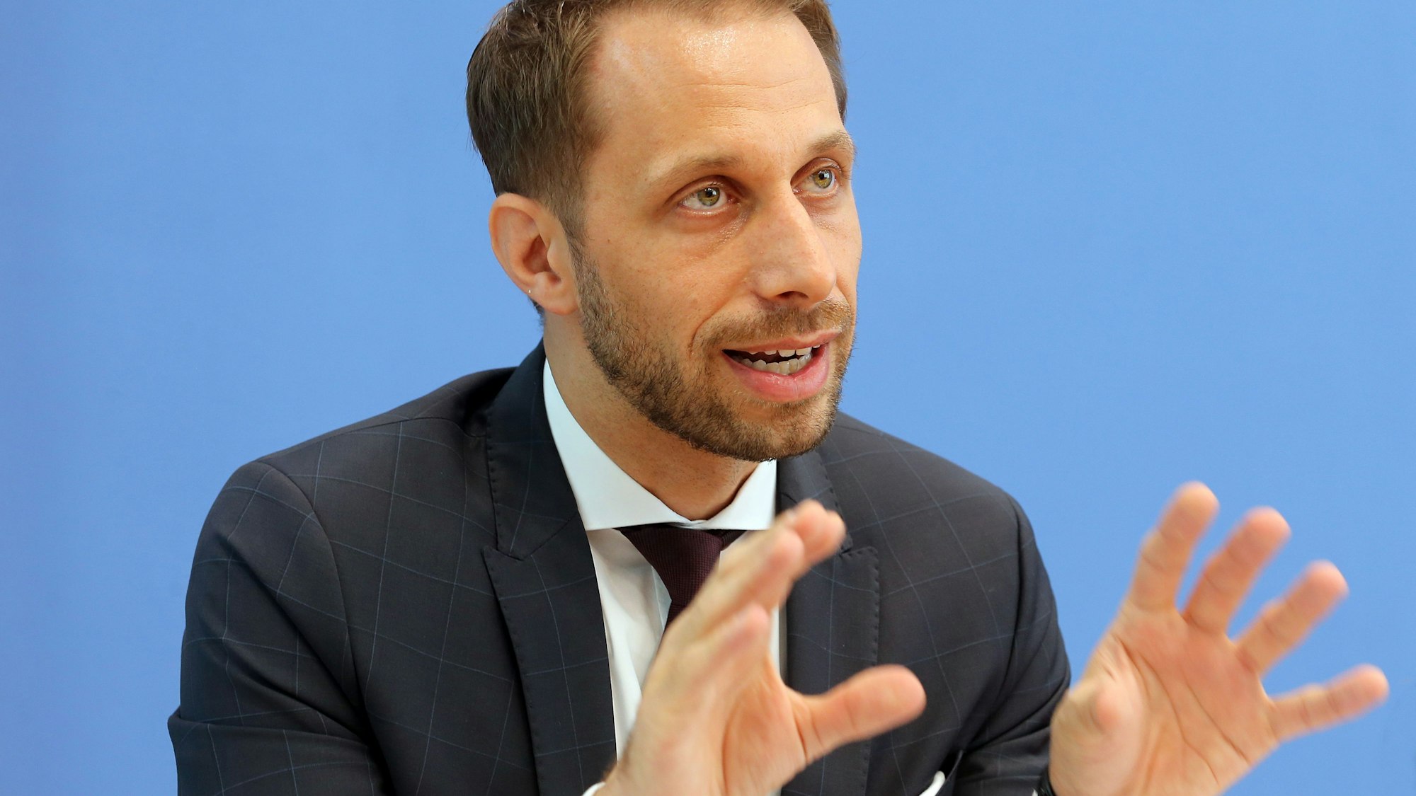 Nikolaos Gazeas, Verfahrensbevollmächtigter, beantwortet 2018 vor der Bundespressekonferenz Fragen von Journalisten zur Verfassungsbeschwerde gegen sogenannte Staatstrojaner.