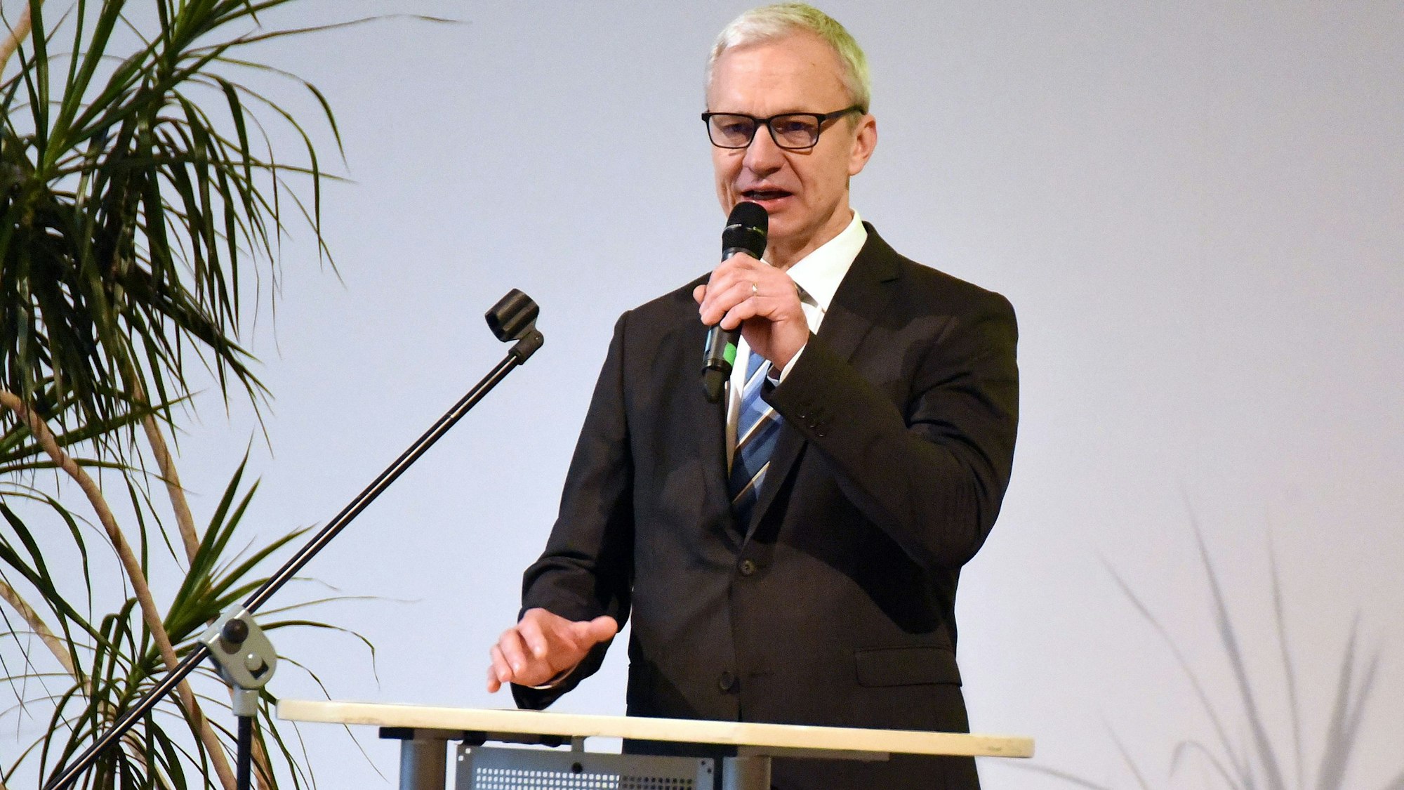 Lindlars Bürgermeister Georg Ludwig bei einer Rede.