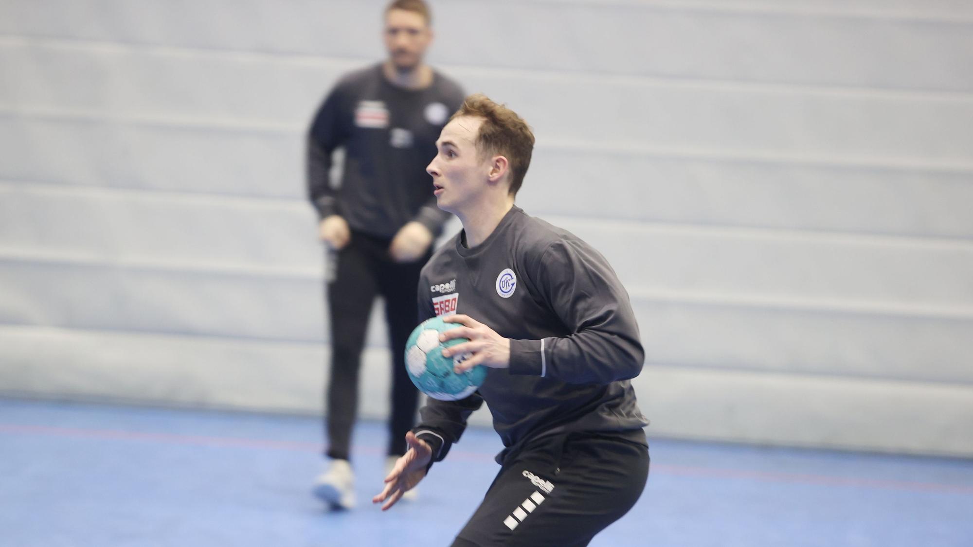 Zu sehen ist ein Handballspieler.