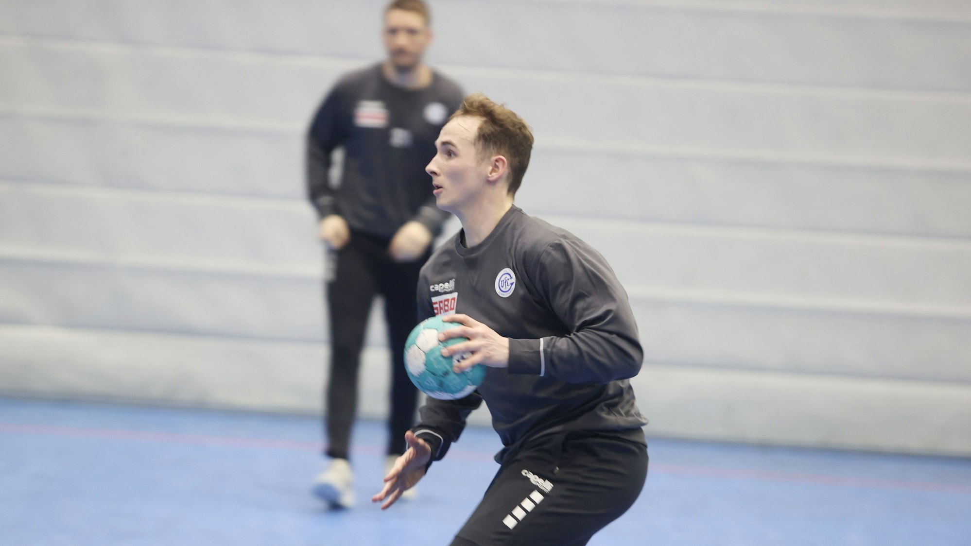 Zu sehen ist ein Handballspieler.