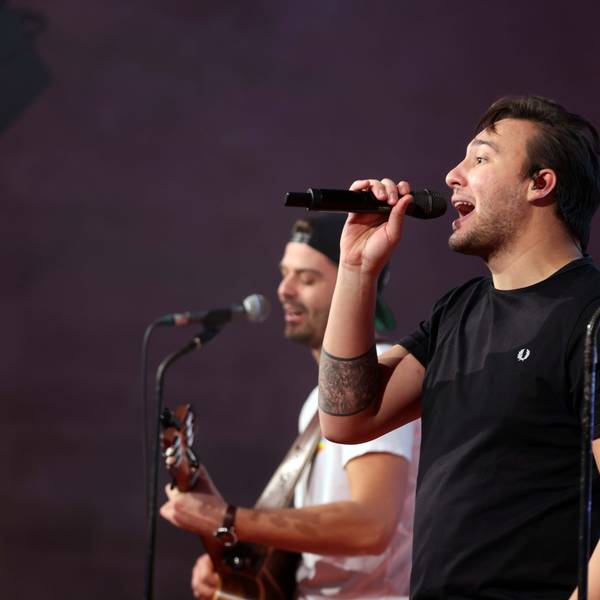 Kai Mathias (r.) und Gitarrist Pedro Schädel (l.) stehen auf der Bühne.