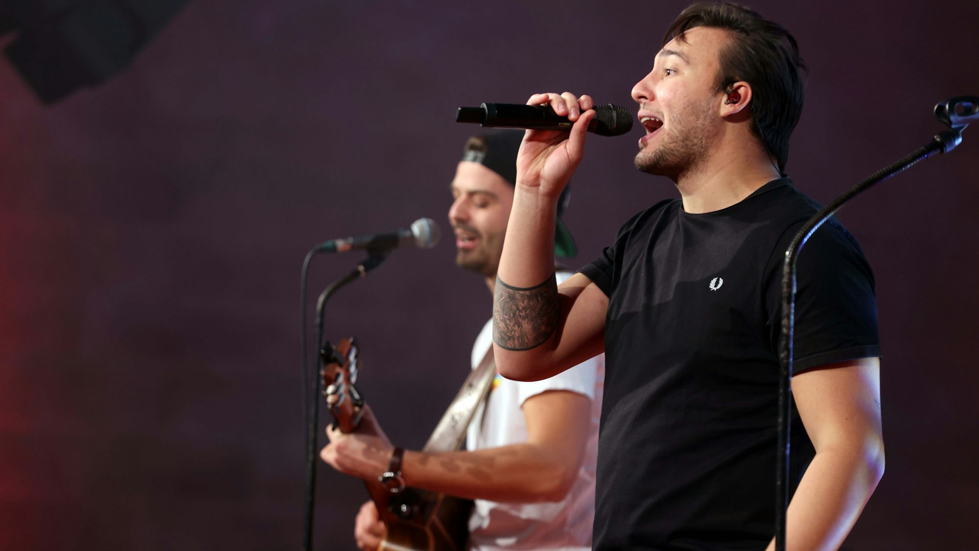 Kai Mathias (r.) und Gitarrist Pedro Schädel (l.) stehen auf der Bühne.