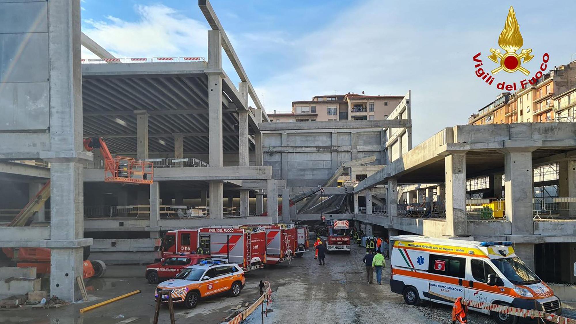 Einsatzkräfte am Unfallort auf einer Baustelle in Florenz.