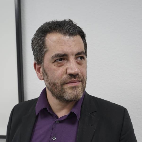 Um das Thema Demokratie geht es in Ahmet Özdemirs neuem Kinderbuch, der auf dem Bild im Porträt zu sehen ist.