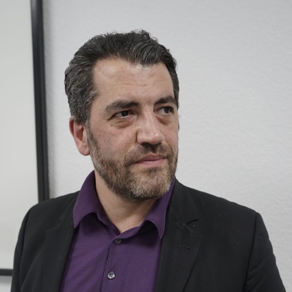 Um das Thema Demokratie geht es in Ahmet Özdemirs neuem Kinderbuch, der auf dem Bild im Porträt zu sehen ist.