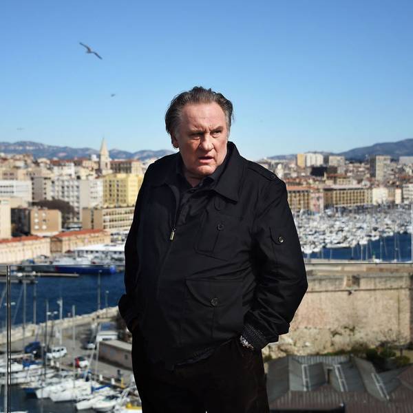 Schauspieler Gérard Depardieu steht in einer Jacke vor einem Hafen-Panorama.(Archivbild)