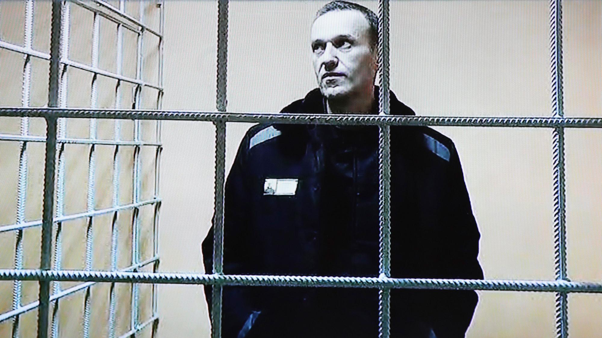 Alexej Nawalny bei einer Video-Gerichtsverhandlung im Dezember 2021. Der russische Kremlkritiker starb Anfang des Jahres in Haft. Seine Angehörigen erheben Mordwürfe in Richtung des Kremls.