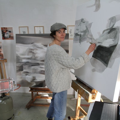 Die Siegburger Malerin Katja Zander in ihrem Atelier am Trerichsweiher