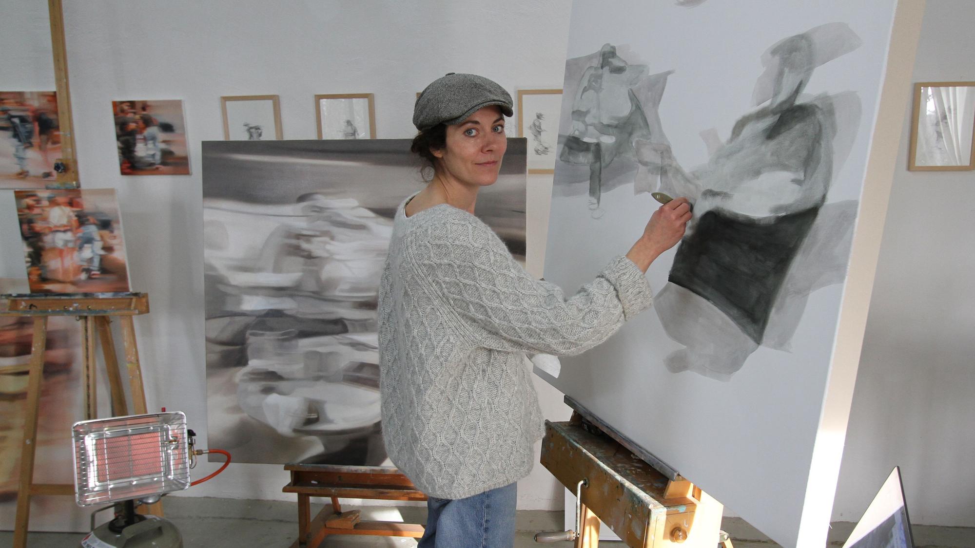 Die Siegburger Malerin Katja Zander in ihrem Atelier am Trerichsweiher