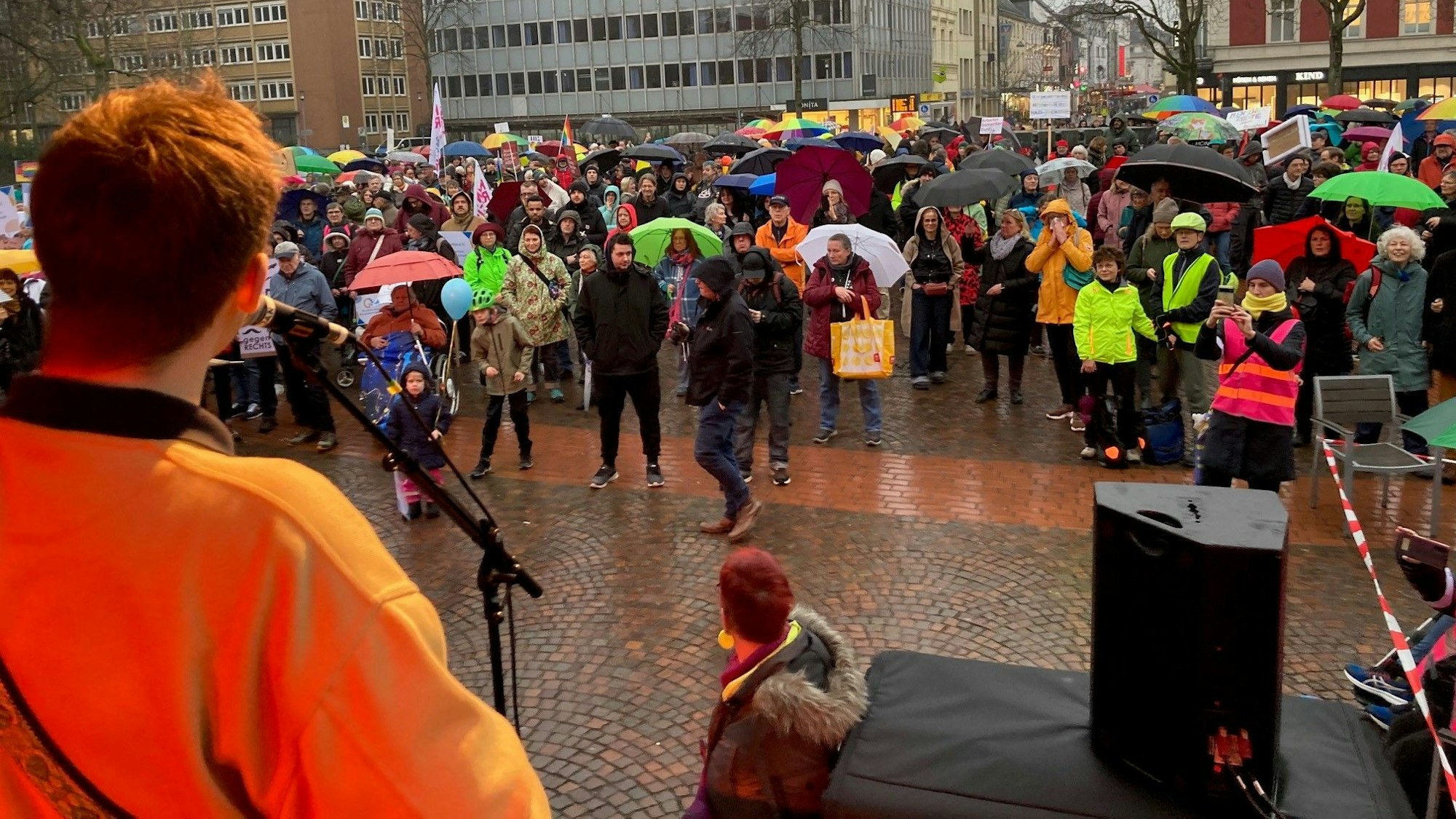 Etwa 500 Menschen haben am Freitagnachmittag auf dem Konrad-Adenauer-Platz in Bergisch Gladbach gegen Rechtsextremismus protestiert.