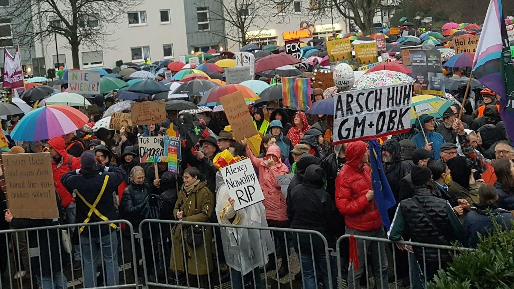 Der Karlheinz-Stockhausen-Platz in Kürten war übervoll mit geschätzt 600 Menschen.