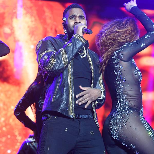 24.11.2018, Österreich, Ischgl: Der US-amerikanische Sänger und Songwriter Jason Derulo tritt mit Tänzerinnen beim "Top of the Mountain Opening Concert" in der österreichischen Skimetropole Ischgl auf. Foto: Felix Hörhager/dpa +++ dpa-Bildfunk +++