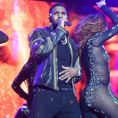 24.11.2018, Österreich, Ischgl: Der US-amerikanische Sänger und Songwriter Jason Derulo tritt mit Tänzerinnen beim "Top of the Mountain Opening Concert" in der österreichischen Skimetropole Ischgl auf. Foto: Felix Hörhager/dpa +++ dpa-Bildfunk +++