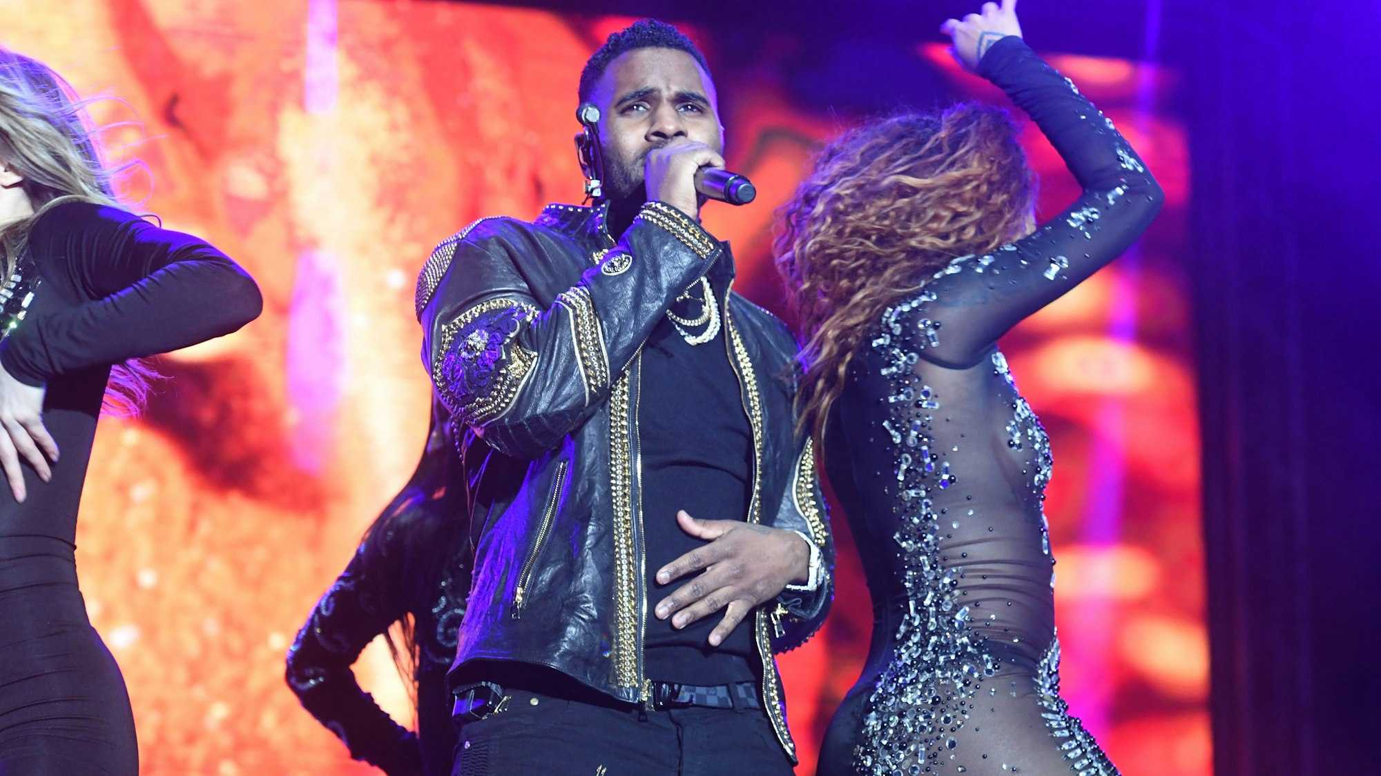 24.11.2018, Österreich, Ischgl: Der US-amerikanische Sänger und Songwriter Jason Derulo tritt mit Tänzerinnen beim "Top of the Mountain Opening Concert" in der österreichischen Skimetropole Ischgl auf. Foto: Felix Hörhager/dpa +++ dpa-Bildfunk +++
