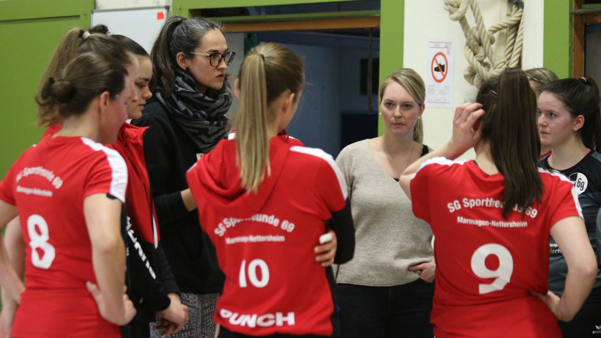 Die Trainerinnen Sandy Falkenstein (3.v.l.) und Anne Lienke (5.v.l.) bei einer Ansprache.