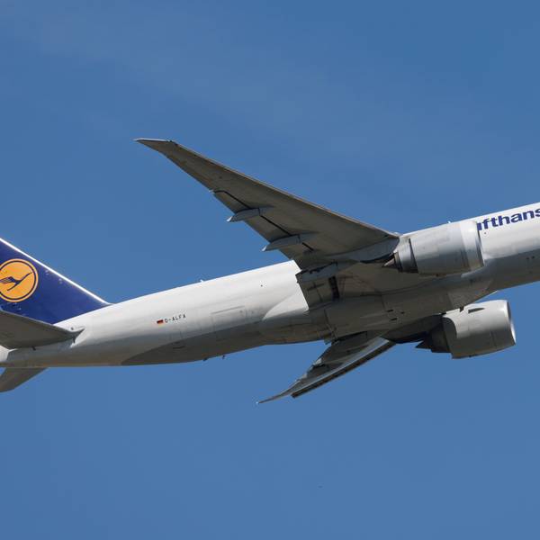 Eine Boeing 777 der deutschen Fluggesellschaft Lufthansa beim Start. Die Heckflosse ist markant in blau und gelb lackiert. (Symbolbild)