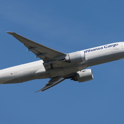 Eine Boeing 777 der deutschen Fluggesellschaft Lufthansa beim Start. Die Heckflosse ist markant in blau und gelb lackiert. (Symbolbild)