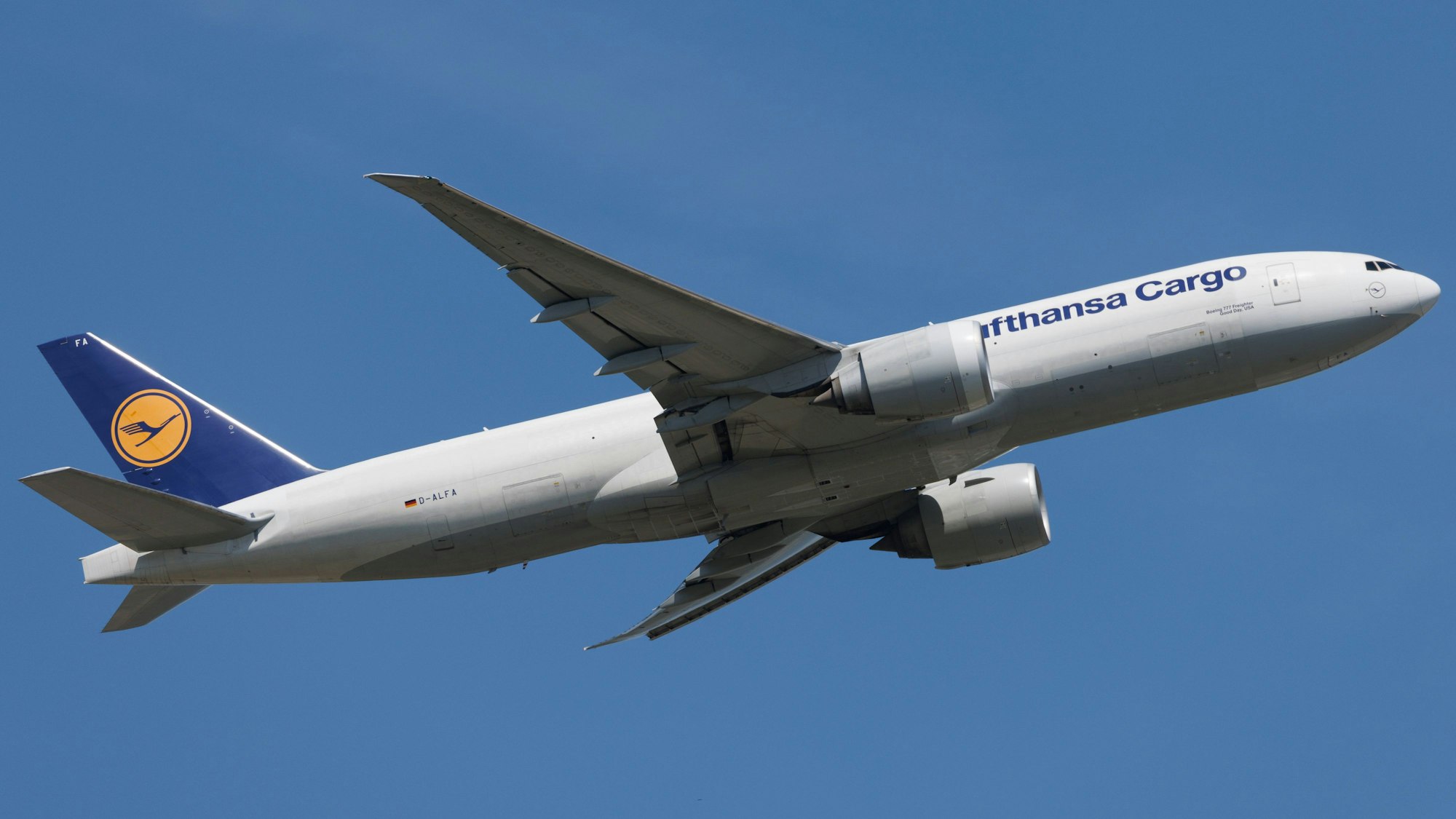 Eine Boeing 777 der deutschen Fluggesellschaft Lufthansa beim Start. Die Heckflosse ist markant in blau und gelb lackiert. (Symbolbild)