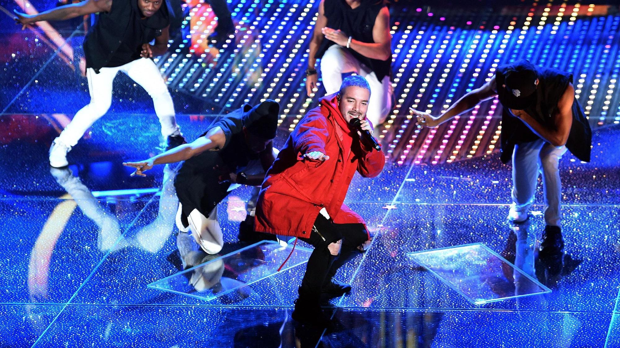 Kolumbianischer Sänger J Balvin in Ganzkörpereinsatz